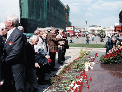 Возложение цветов к могиле Неизвестного солдата (май 2004 г.)