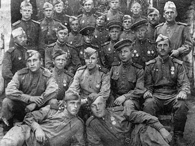 Саперный взвод 298-го Парашютно-десантного полка, 100-й Свирской дивизии, 39-го корпуса, 9-й ВД армии, г. Кечкемет, Венгрия, 1945 г. (А. Соколов во 2-м ряду второй слева)